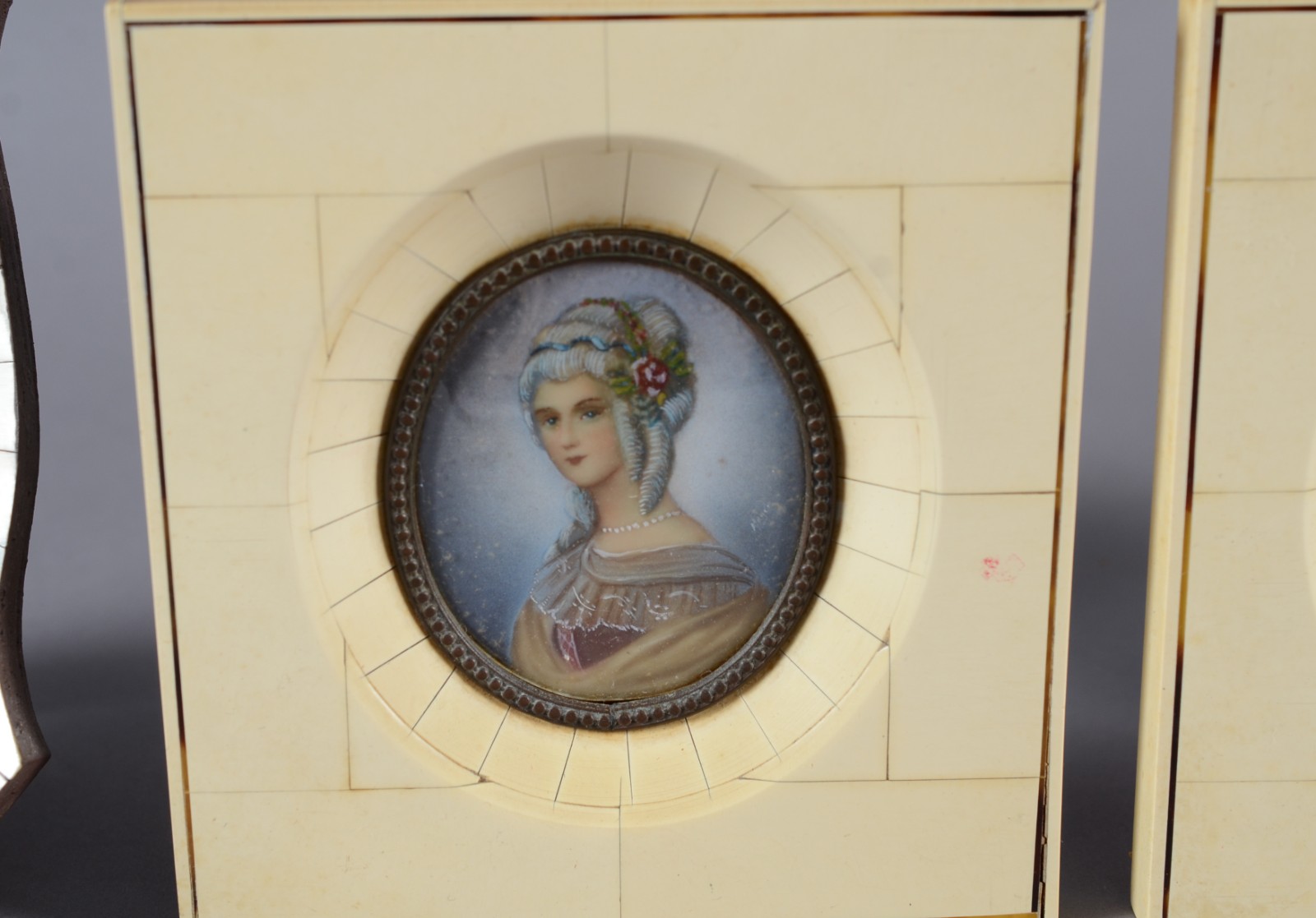 Quatro miniaturas de celulose representando figuras femininas com... - foto 2 de 6