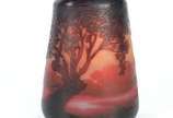 Émile Gallé (1846-1904),  - Vaso frances de pasta de vidro, em camadas, decorado com paisagem em tons de vinho gravado a ácido, assinado.