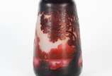 Émile Gallé (1846-1904),  - Vaso frances de pasta de vidro, em camadas, decorado com paisagem em tons de vinho gravado a ácido, assinado.