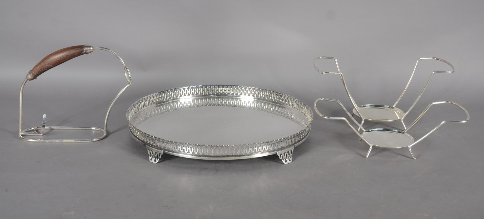 Quatro peças de metal, sendo: salva, 2 bases para pirex Rosenthal e... - foto 1 de 4
