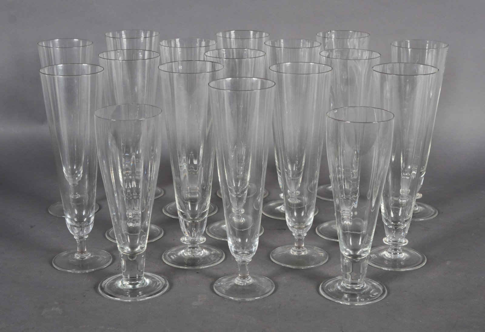 Dezessete tulipas de cristal para cerveja (modelos diversos). - foto 1 de 4