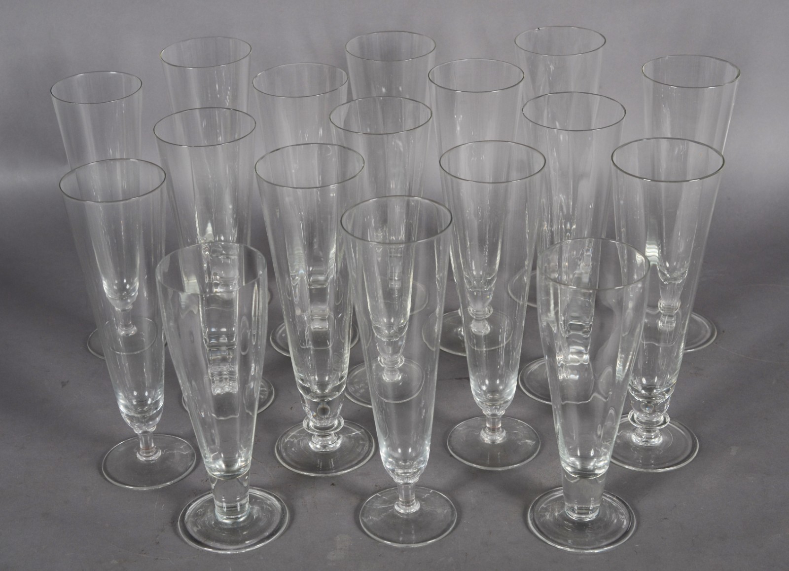 Dezessete tulipas de cristal para cerveja (modelos diversos). - foto 2 de 4