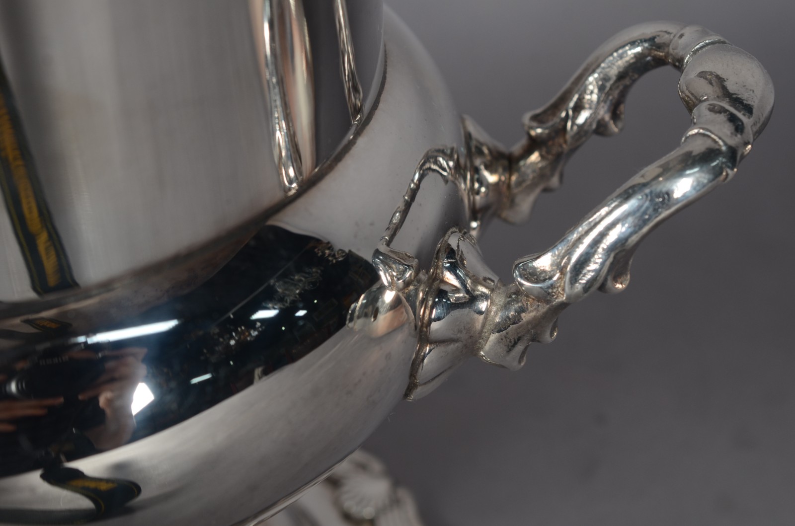 Diversas peças de metal, sendo: wine cooler; jarra para água e par de... - foto 5 de 9