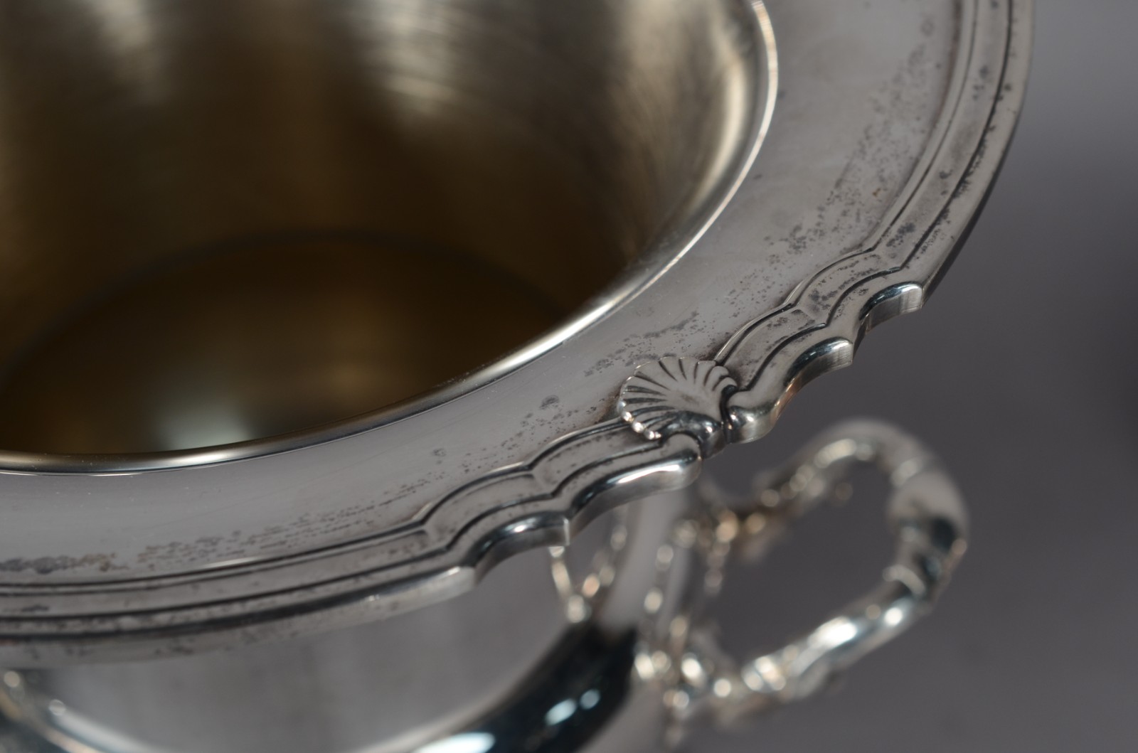 Diversas peças de metal, sendo: wine cooler; jarra para água e par de... - foto 6 de 9