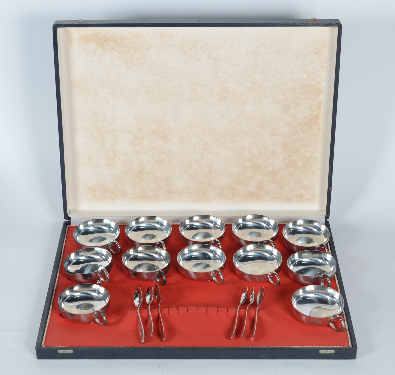 Conjunto com 12 taças de sorvete e 6 colheres de metal prateado. No... - foto 1 de 6