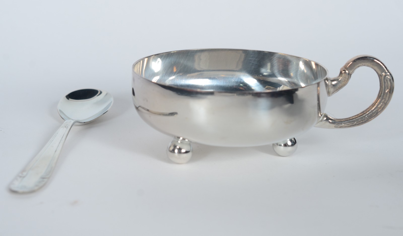 Conjunto com 12 taças de sorvete e 6 colheres de metal prateado. No... - foto 4 de 6