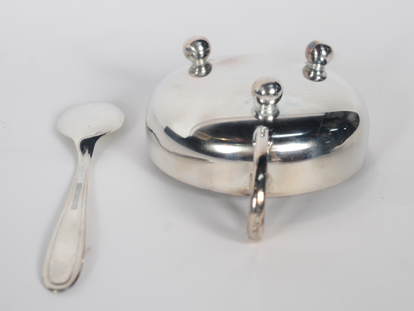 Conjunto com 12 taças de sorvete e 6 colheres de metal prateado. No... - foto 5 de 6