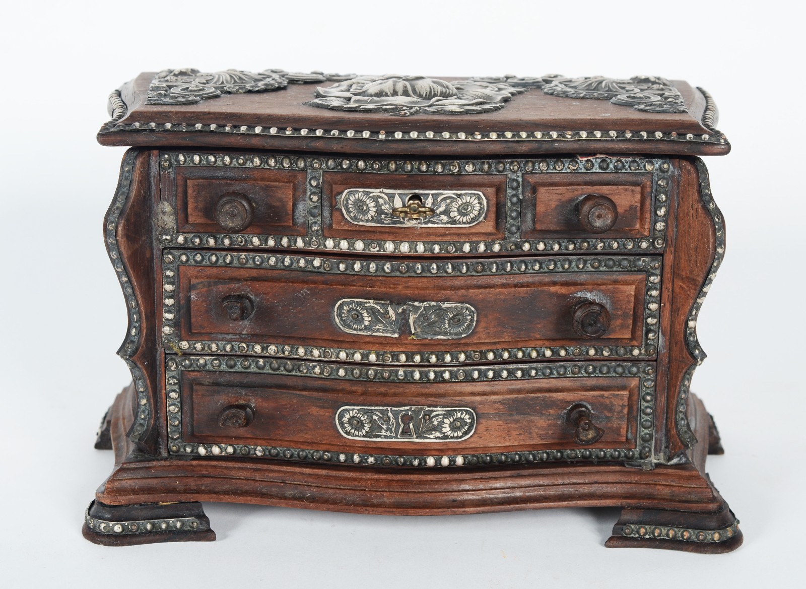 Caixa porta jóias de madeira nobre na forma de mini cômoda com... - foto 2 de 8