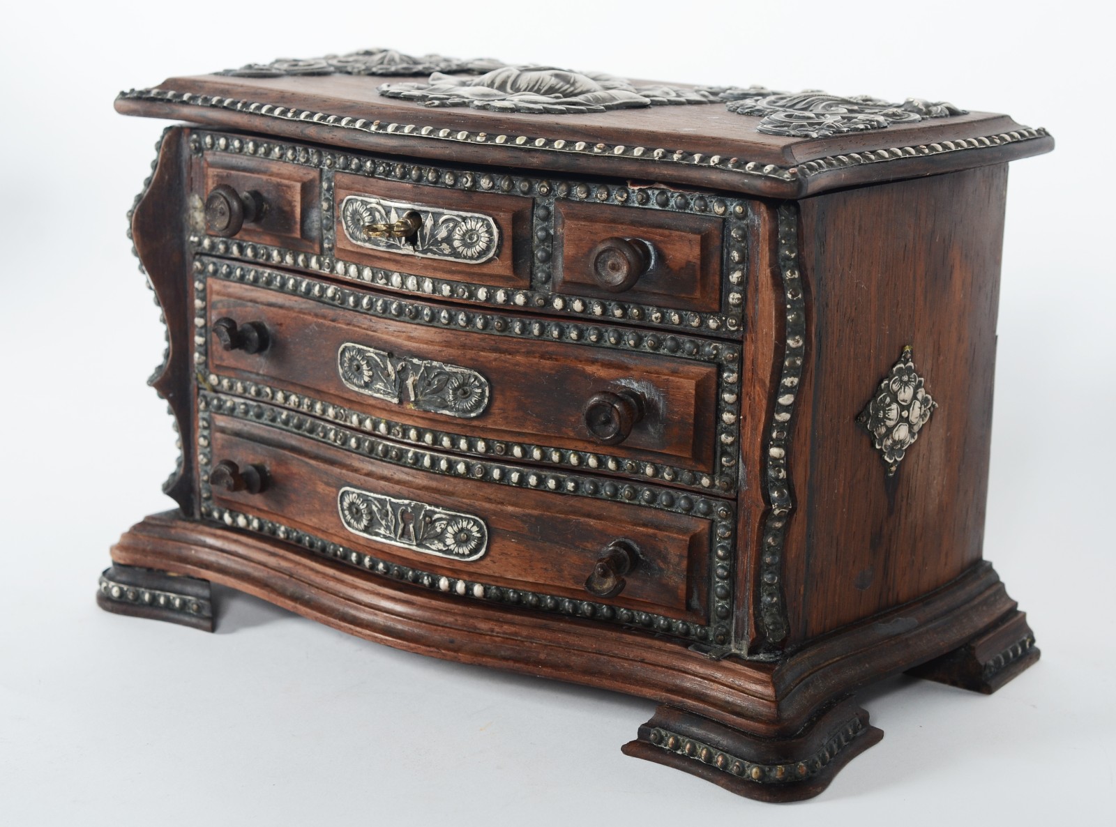 Caixa porta jóias de madeira nobre na forma de mini cômoda com... - foto 1 de 8