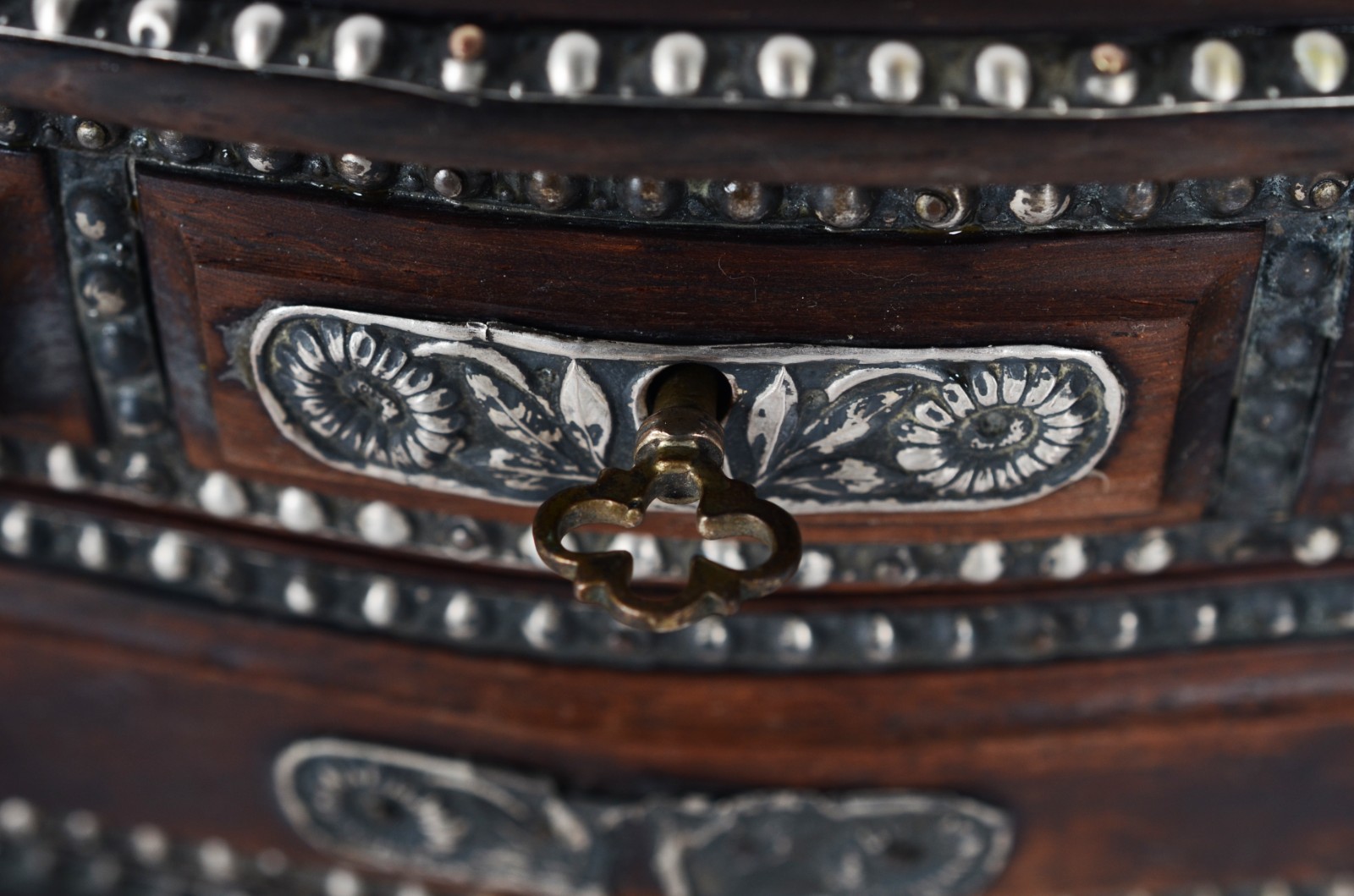 Caixa porta jóias de madeira nobre na forma de mini cômoda com... - foto 3 de 8