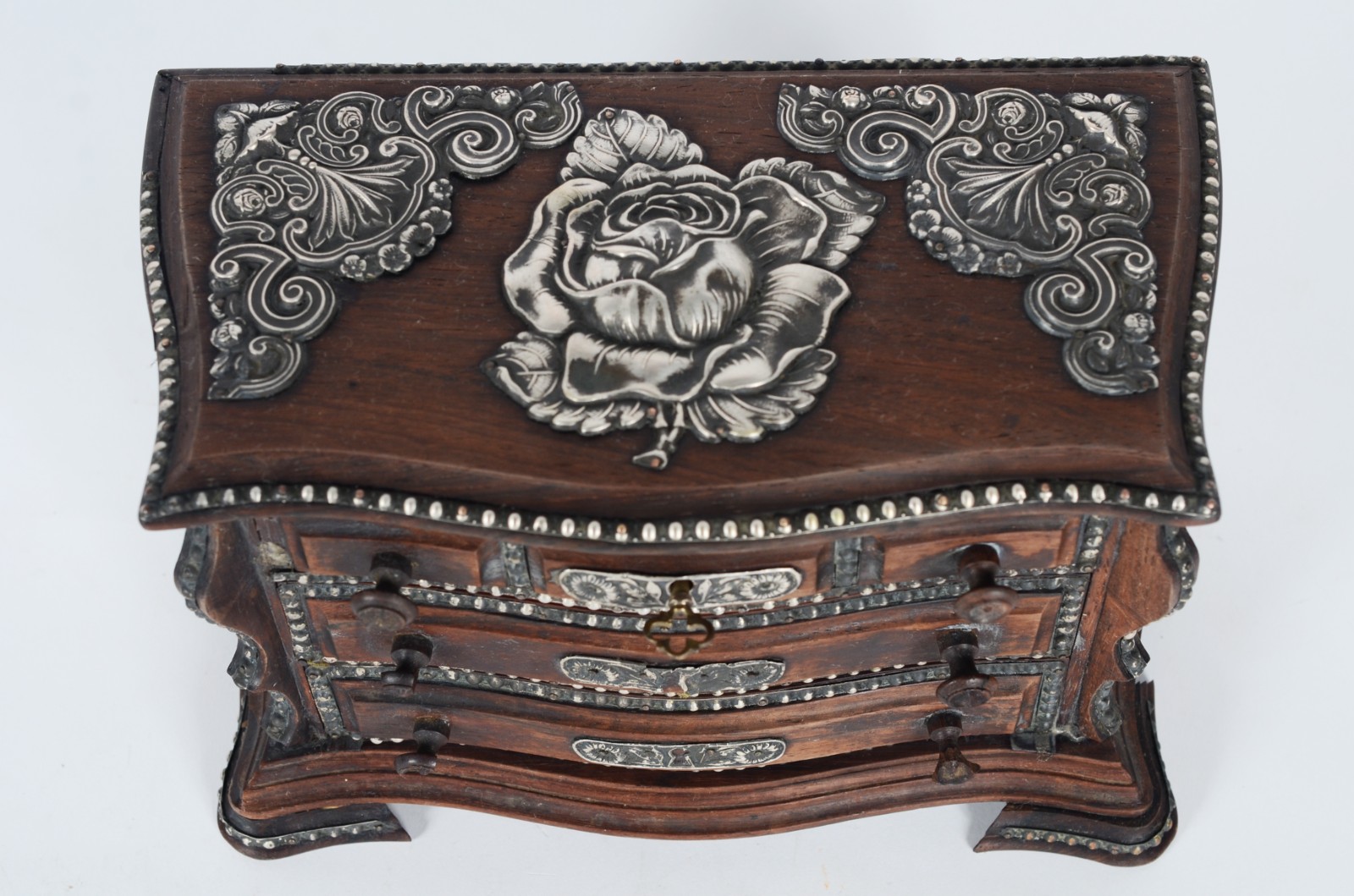 Caixa porta jóias de madeira nobre na forma de mini cômoda com... - foto 4 de 8