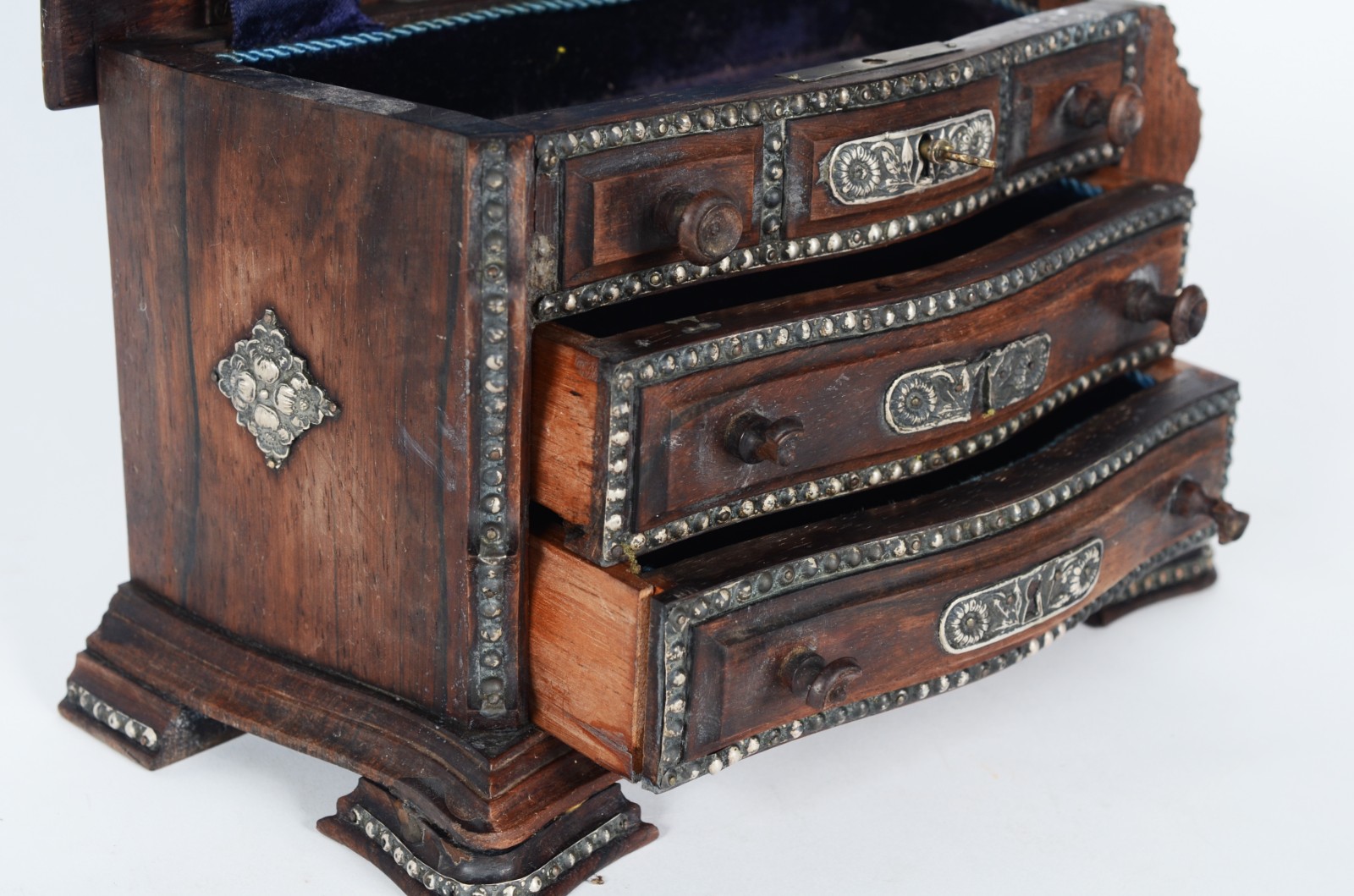Caixa porta jóias de madeira nobre na forma de mini cômoda com... - foto 5 de 8