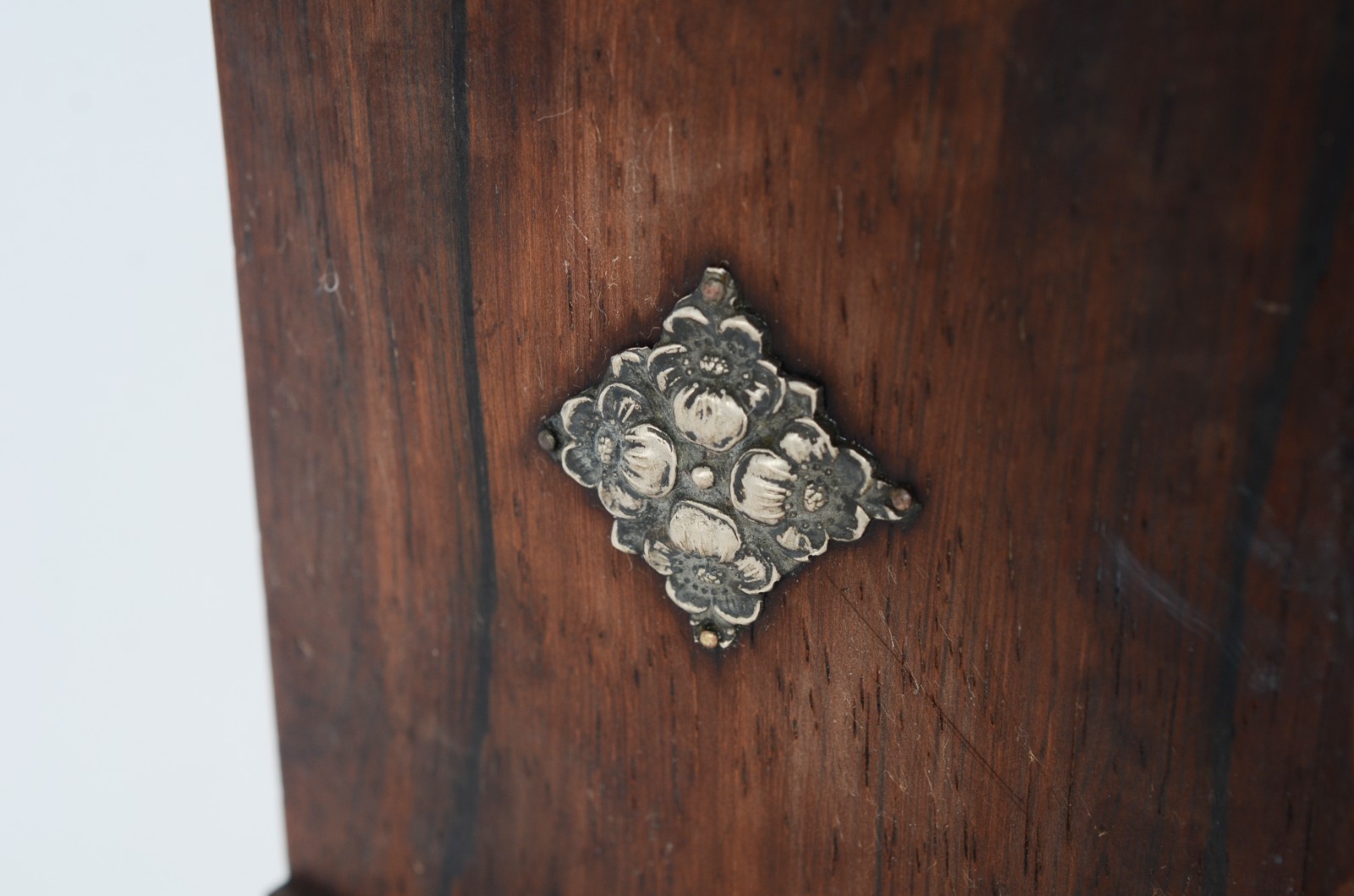 Caixa porta jóias de madeira nobre na forma de mini cômoda com... - foto 6 de 8
