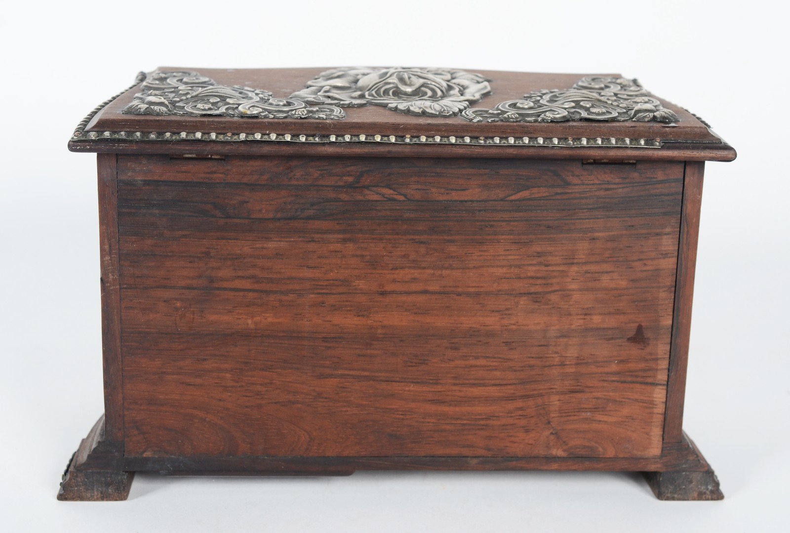 Caixa porta jóias de madeira nobre na forma de mini cômoda com... - foto 7 de 8