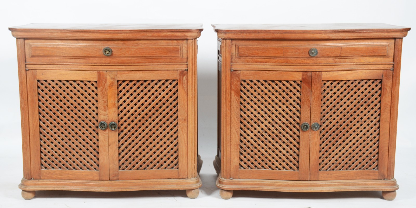 Par de mesas laterais de madeira nobre, duas portas de treliças e uma... - foto 5 de 10
