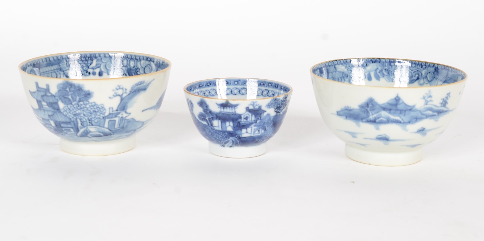 Três bowls de porcelana oriental azul e branca. - foto 1 de 8