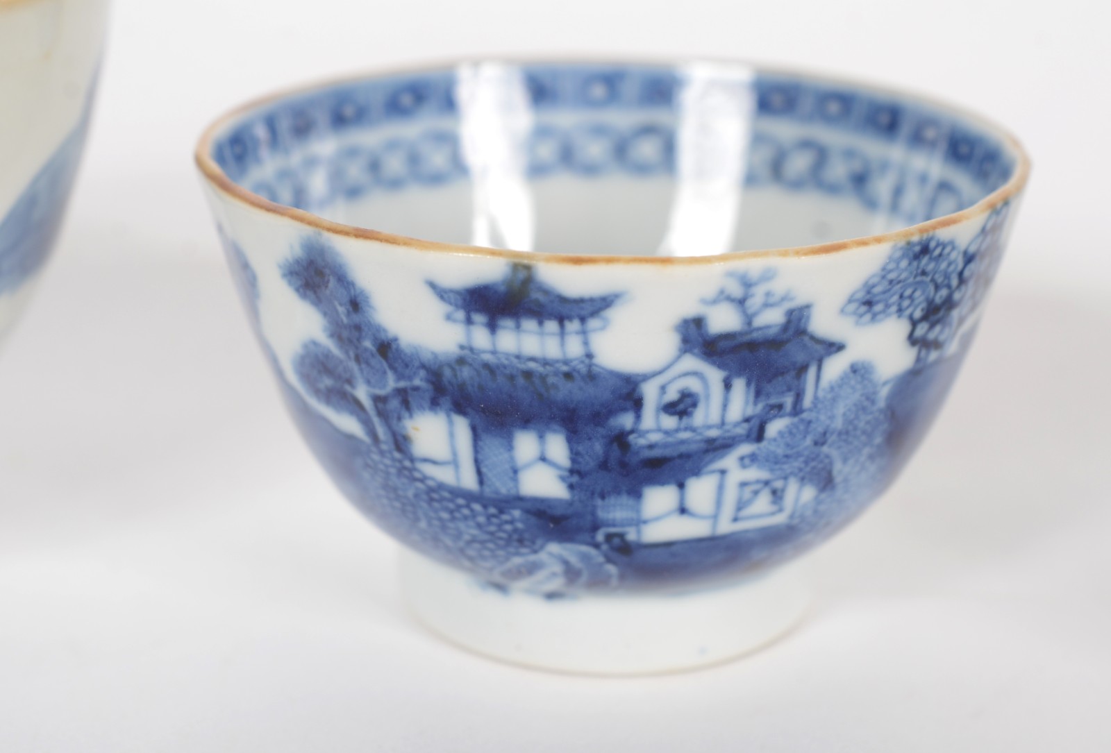 Três bowls de porcelana oriental azul e branca. - foto 2 de 8
