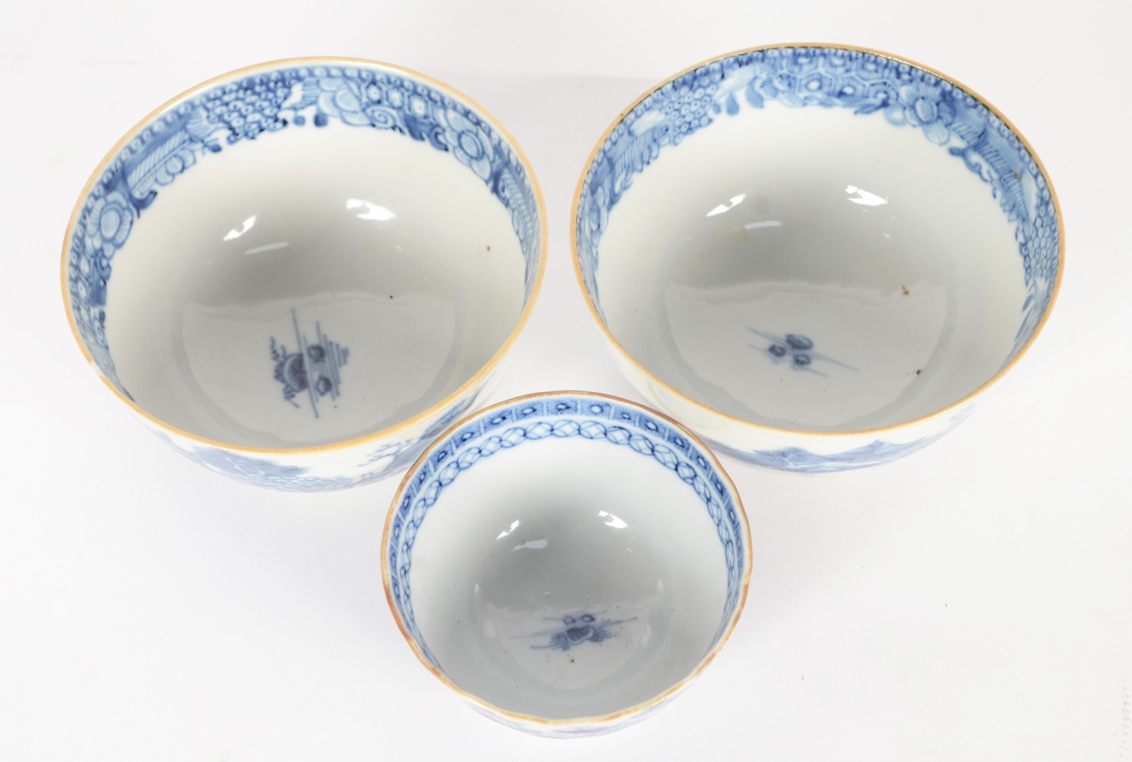 Três bowls de porcelana oriental azul e branca. - foto 5 de 8