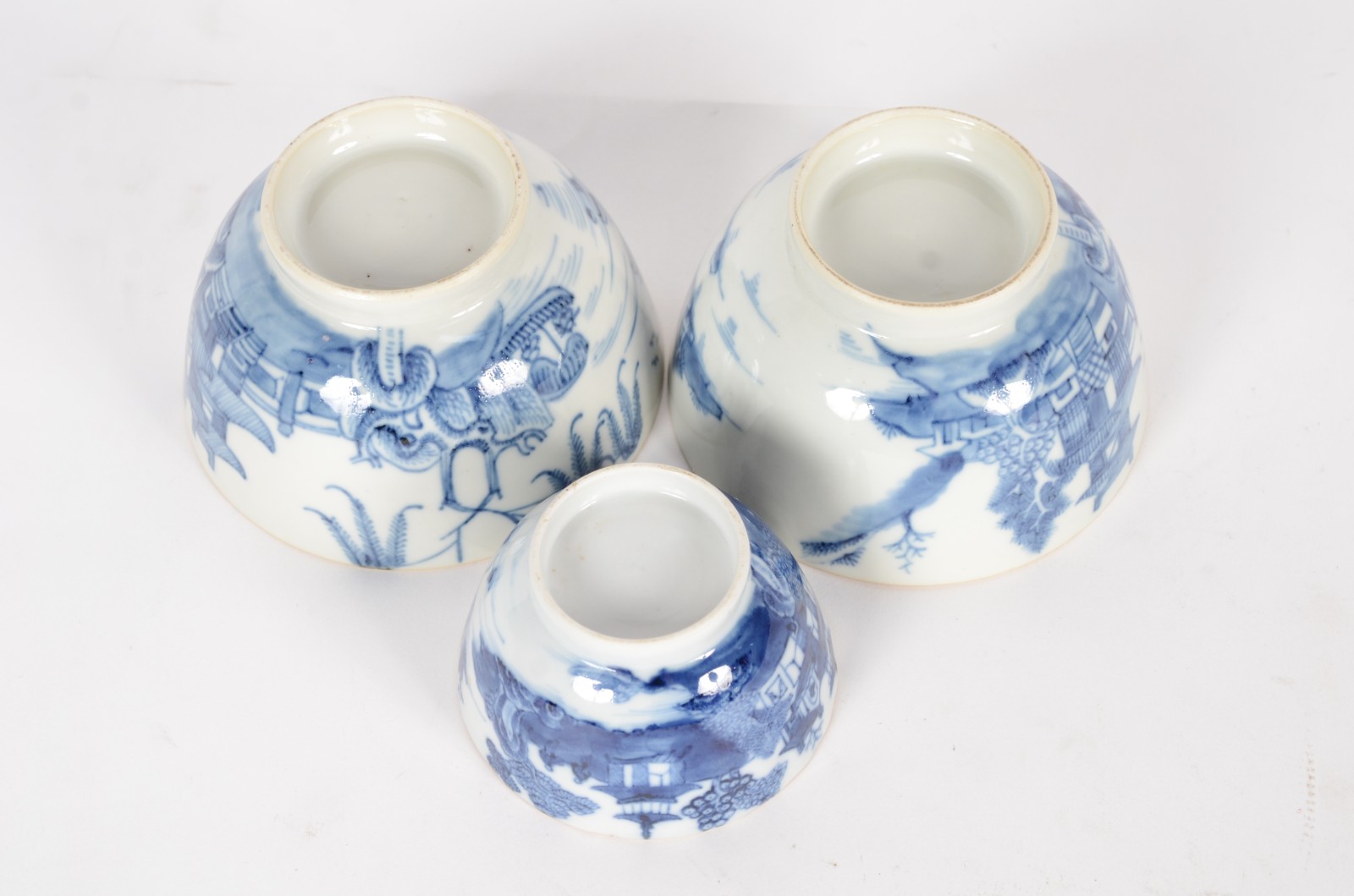 Três bowls de porcelana oriental azul e branca. - foto 6 de 8