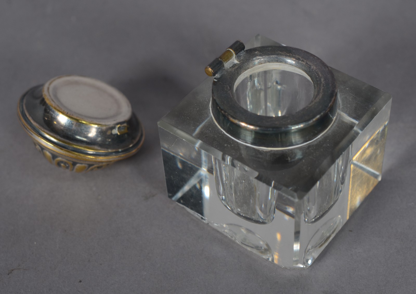 Diversas peças de metal, sendo: Tinteiro com 2 recipientes de cristal... - foto 5 de 10