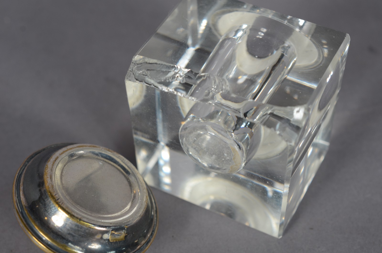 Diversas peças de metal, sendo: Tinteiro com 2 recipientes de cristal... - foto 6 de 10