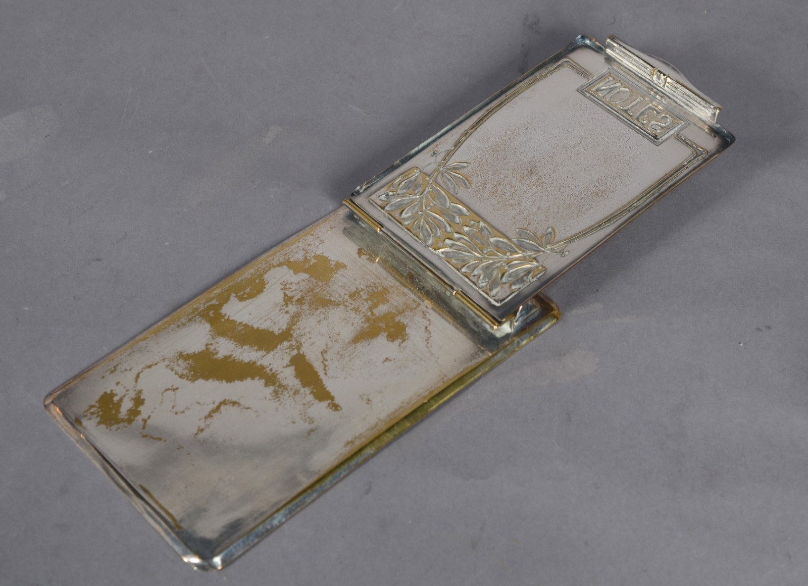 Diversas peças de metal, sendo: Tinteiro com 2 recipientes de cristal... - foto 8 de 10