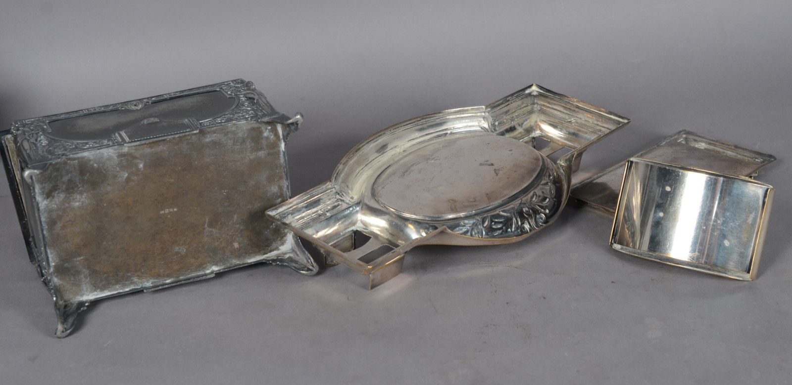 Diversas peças de metal, sendo: Tinteiro com 2 recipientes de cristal... - foto 9 de 10