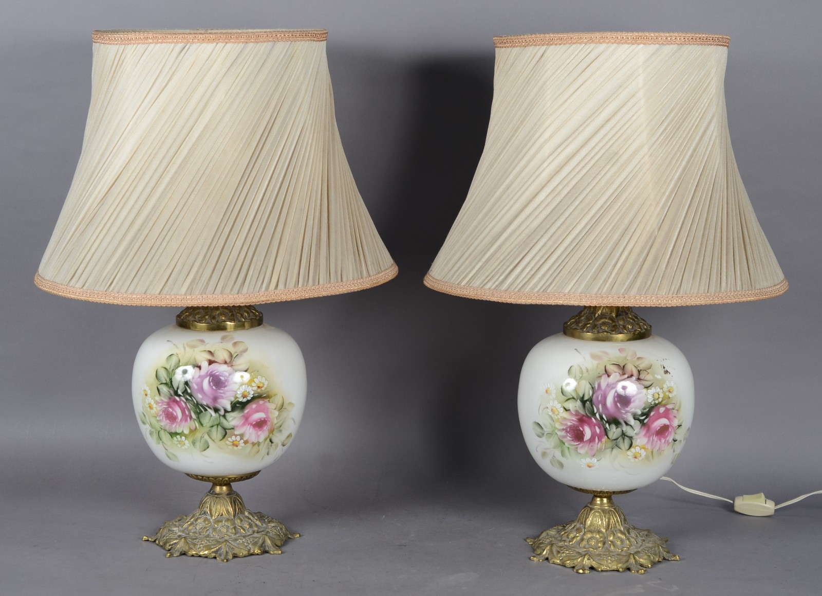Par de abatjoures de porcelana decoração floral em policromia... - foto 1 de 8