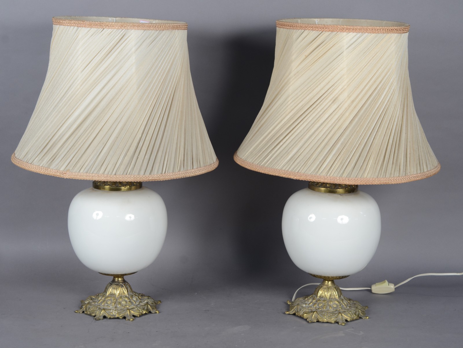 Par de abatjoures de porcelana decoração floral em policromia... - foto 6 de 8