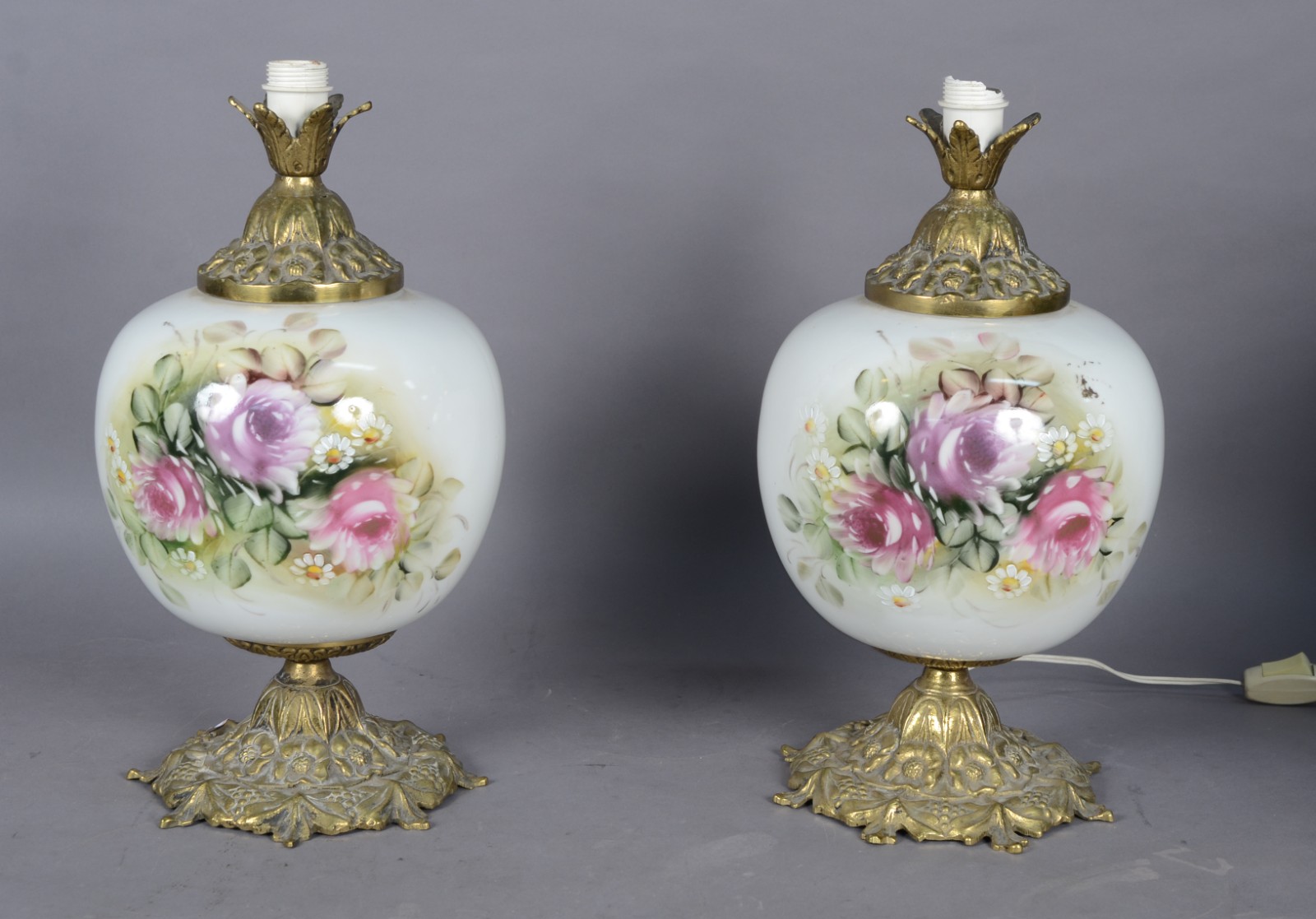 Par de abatjoures de porcelana decoração floral em policromia... - foto 7 de 8