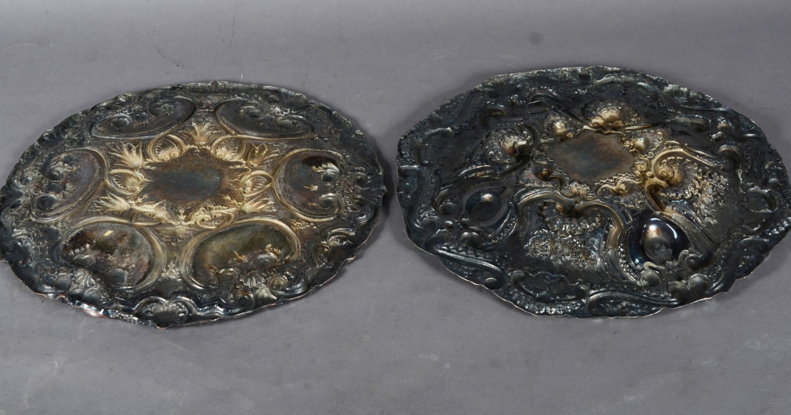 Dois medalhões de metal com concheados em relevo. Desgastes. - foto 6 de 9