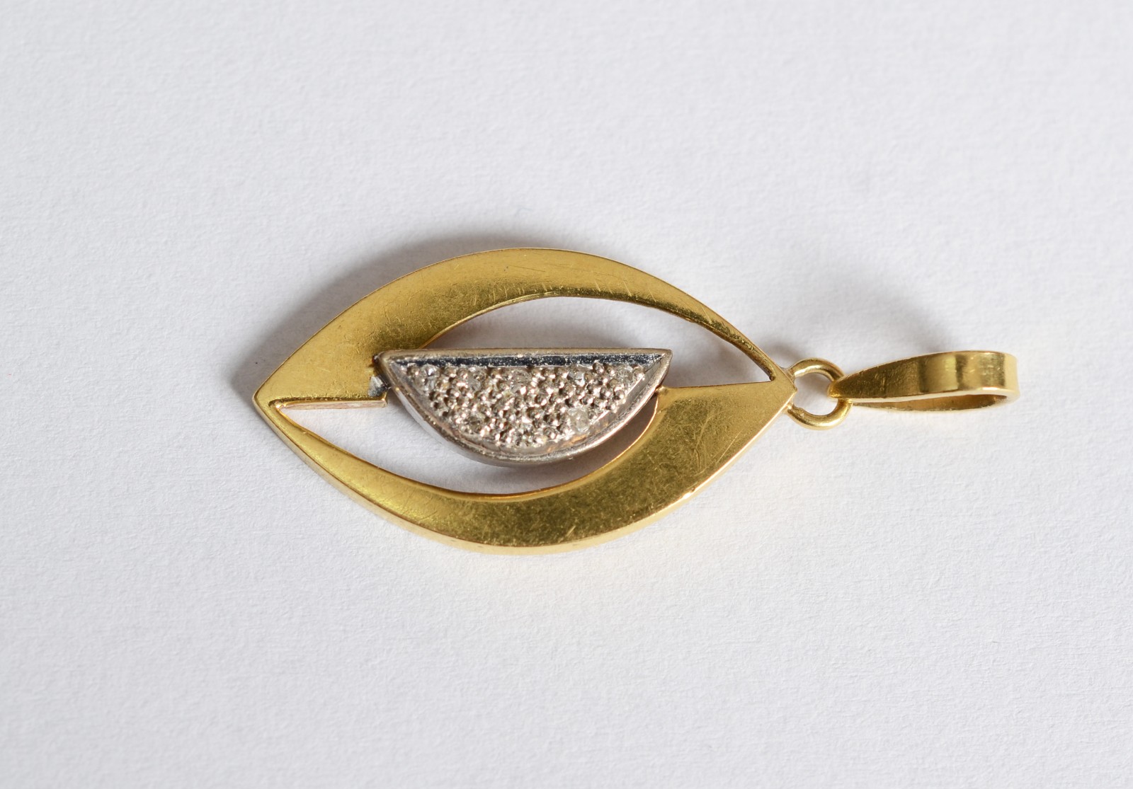 Pendente na forma de gota de ouro 18 k. (Por motivos de seguranças as... - foto 1 de 4