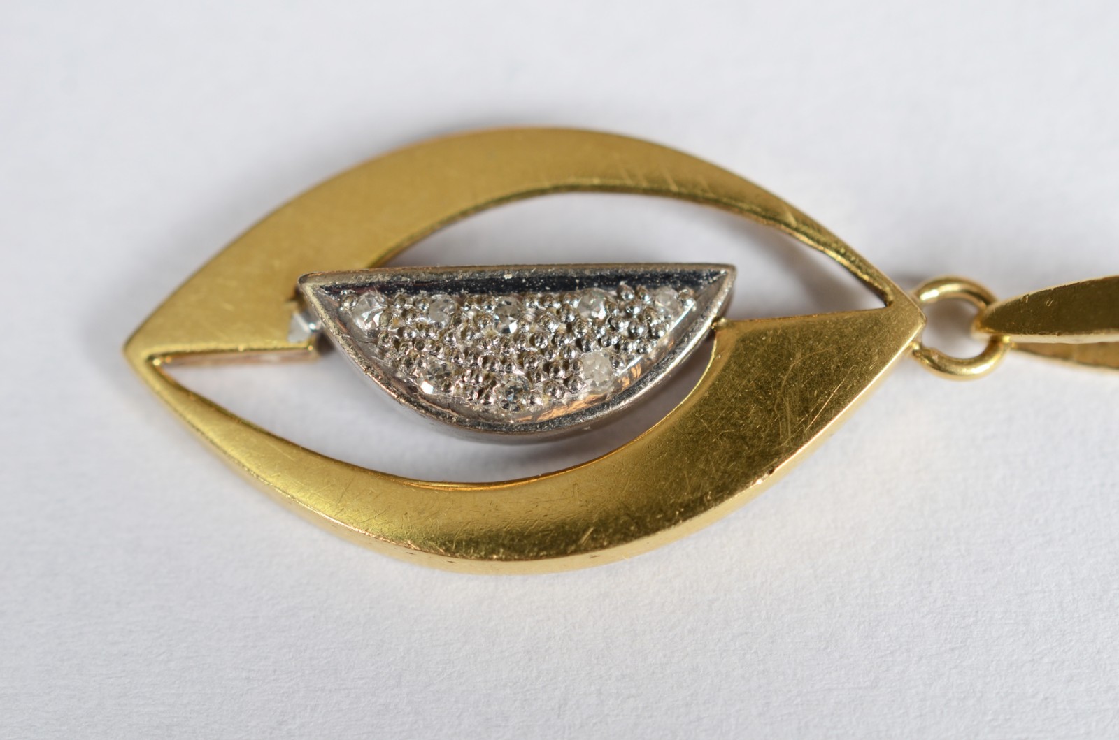 Pendente na forma de gota de ouro 18 k. (Por motivos de seguranças as... - foto 2 de 4