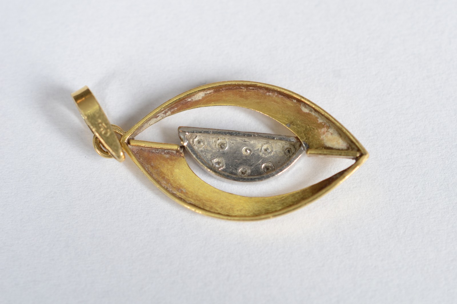 Pendente na forma de gota de ouro 18 k. (Por motivos de seguranças as... - foto 3 de 4