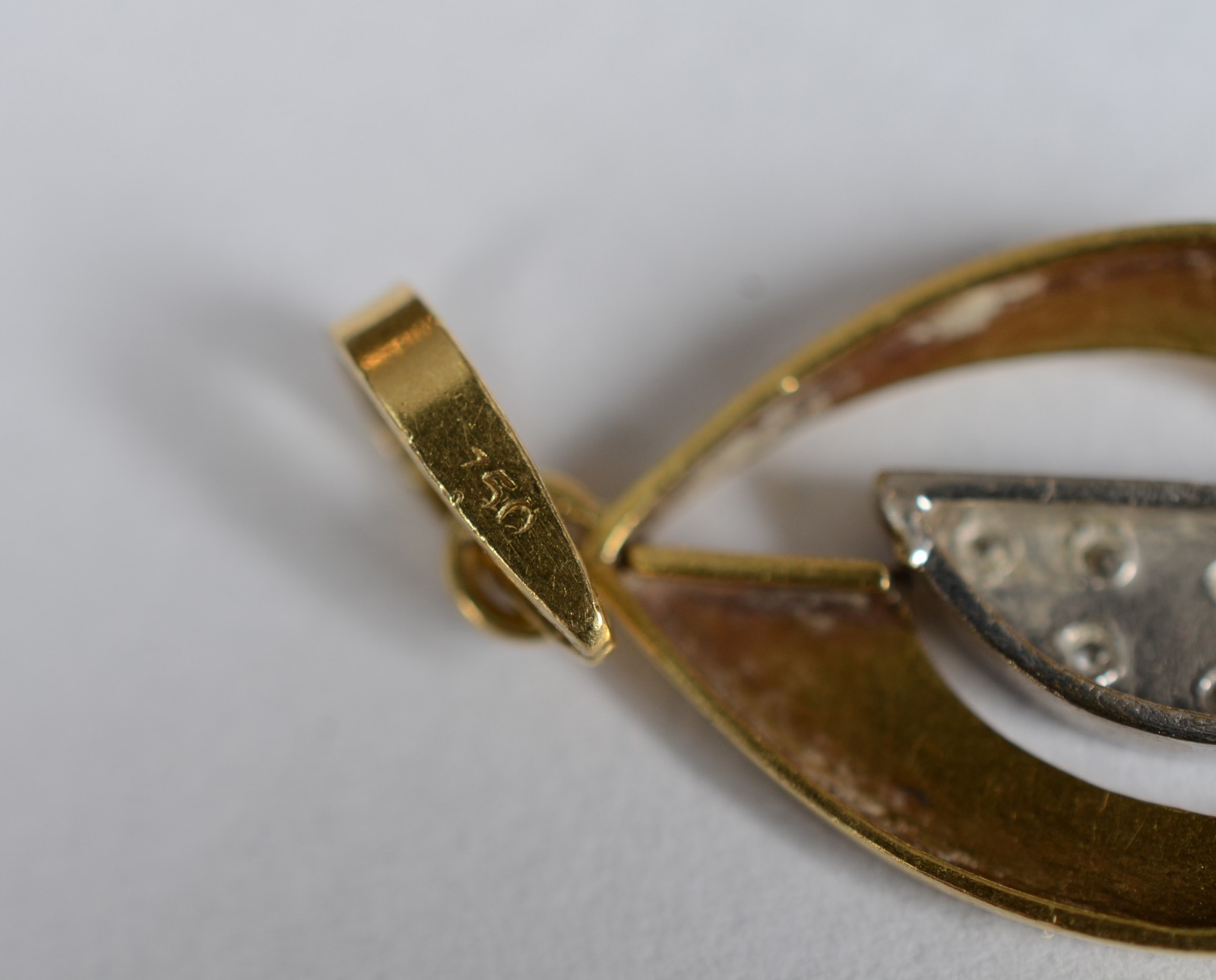 Pendente na forma de gota de ouro 18 k. (Por motivos de seguranças as... - foto 4 de 4