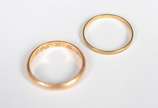 Duas alianças de ouro 18 k, uma delas com nome ... - Duas alianças de ouro 18 k, uma delas com nome gravado, aros: 18. (Por motivos de seguranças as peças não encontram-se na loja)