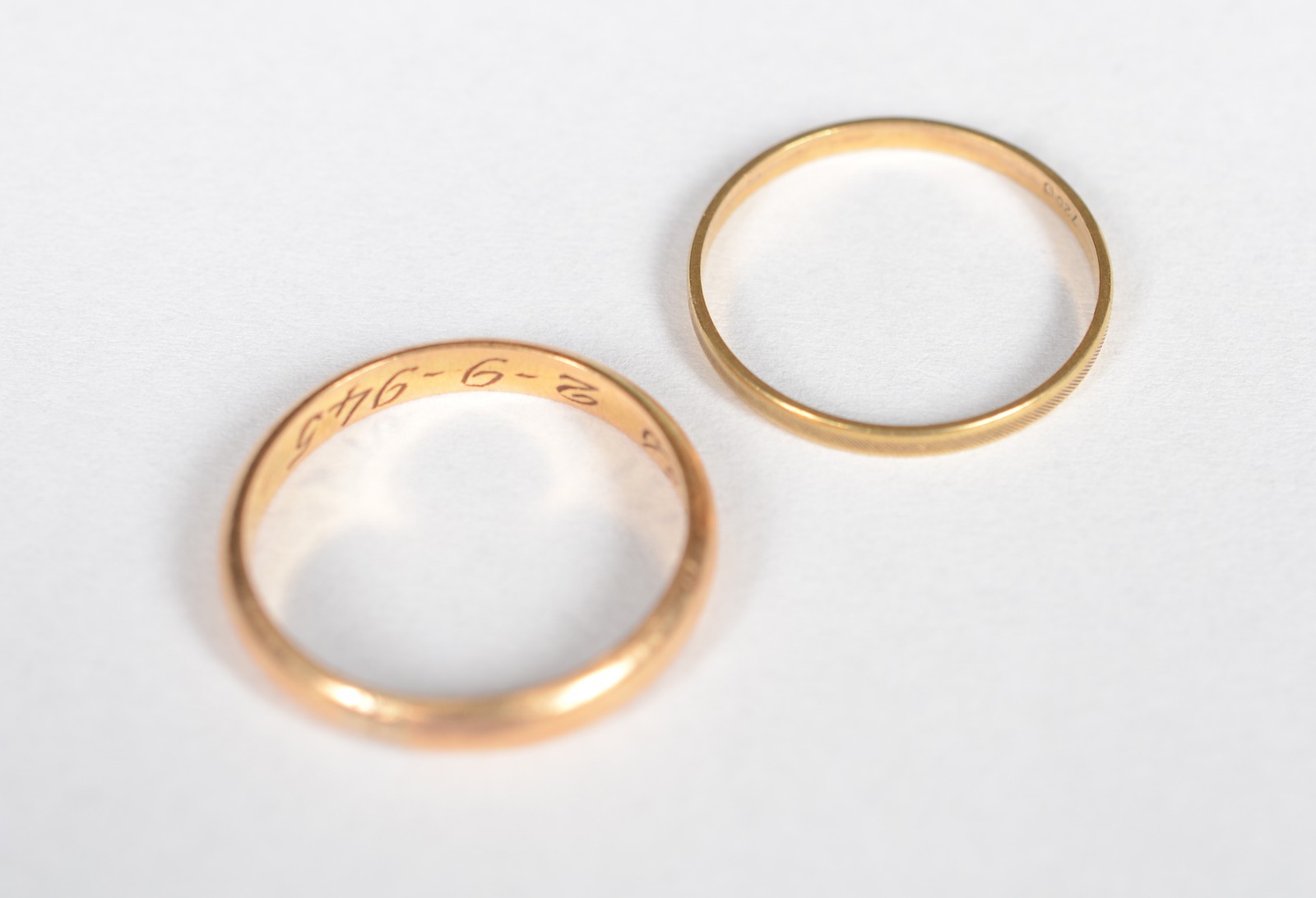 Duas alianças de ouro 18 k, uma delas com nome gravado, aros: 18... - foto 1 de 7