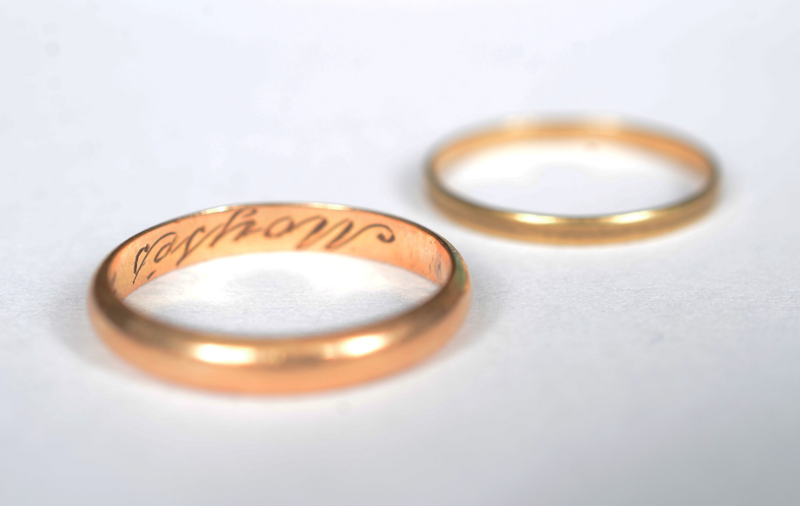 Duas alianças de ouro 18 k, uma delas com nome gravado, aros: 18... - foto 2 de 7