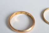 Duas alianças de ouro 18 k, uma delas com nome ... - Duas alianças de ouro 18 k, uma delas com nome gravado, aros: 18. (Por motivos de seguranças as peças não encontram-se na loja)