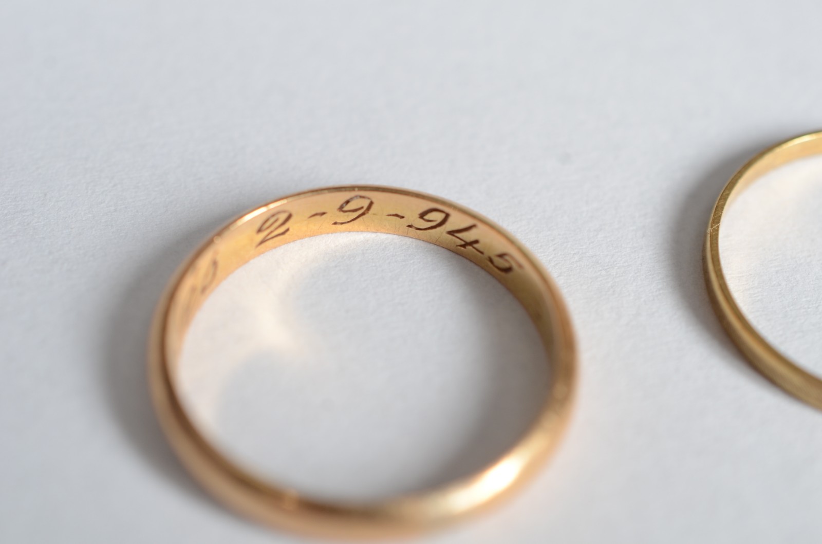 Duas alianças de ouro 18 k, uma delas com nome gravado, aros: 18... - foto 4 de 7
