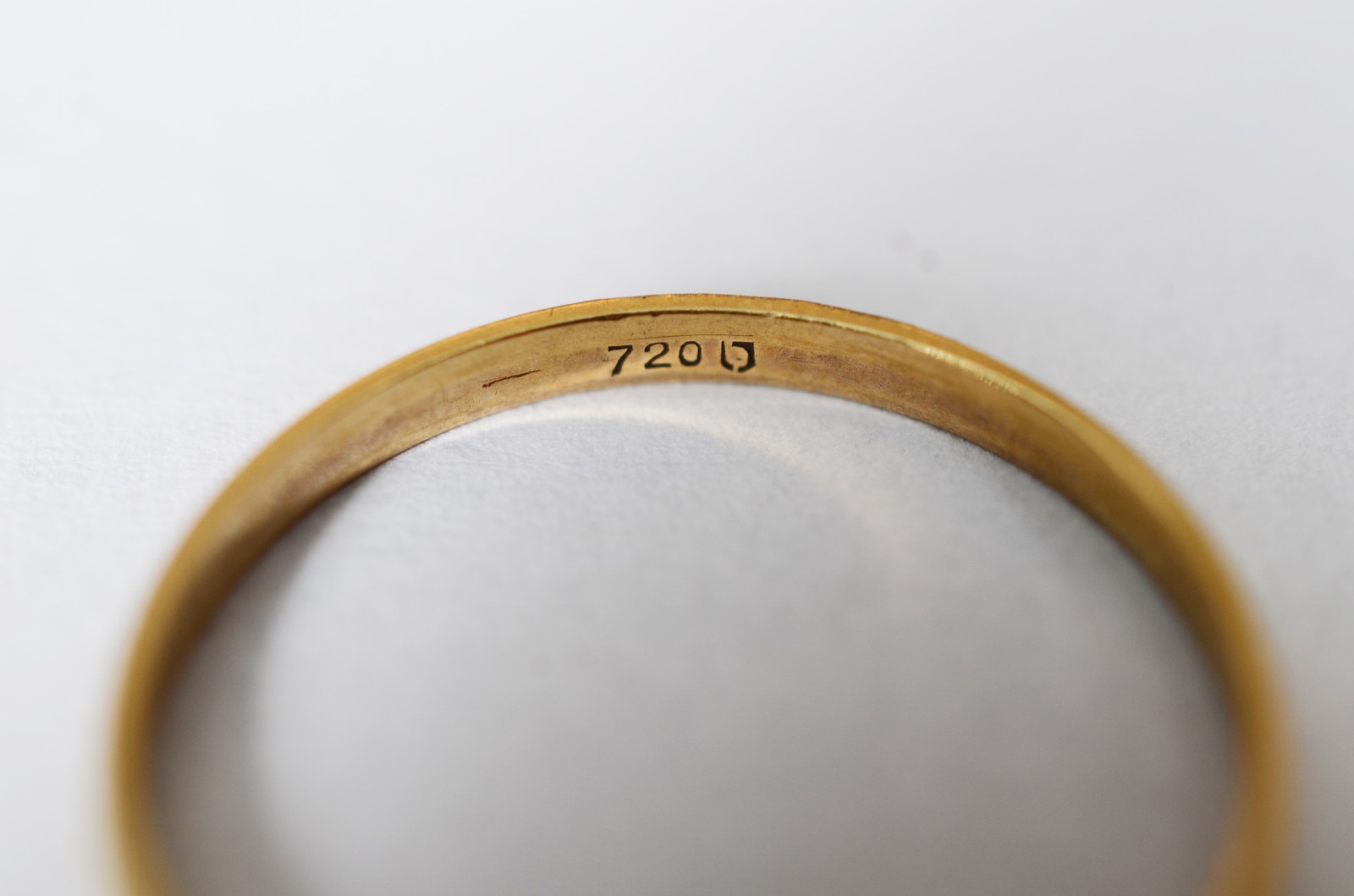 Duas alianças de ouro 18 k, uma delas com nome gravado, aros: 18... - foto 5 de 7
