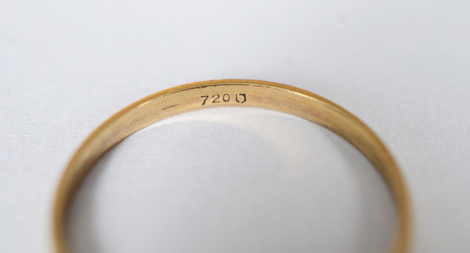 Duas alianças de ouro 18 k, uma delas com nome gravado, aros: 18... - foto 6 de 7