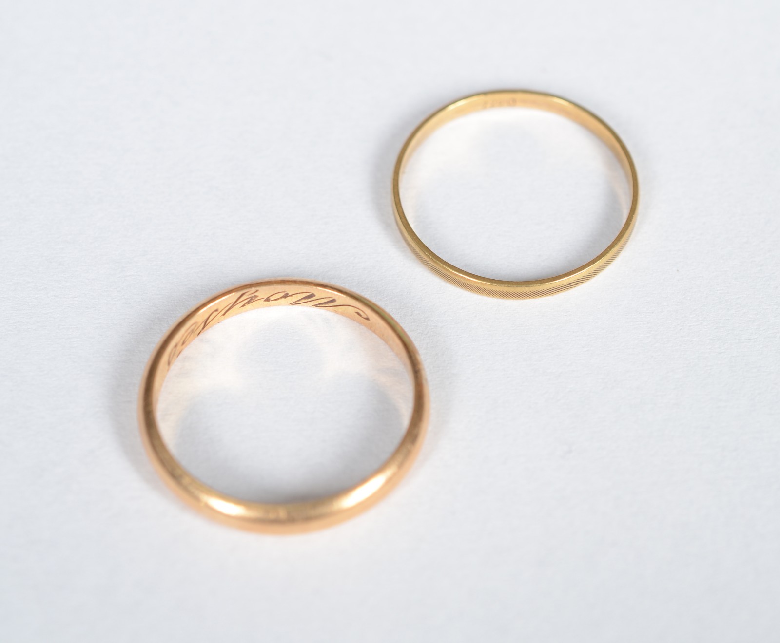 Duas alianças de ouro 18 k, uma delas com nome gravado, aros: 18... - foto 7 de 7