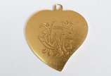 Pendente feitio coração de ouro 18 k monogramad... - Pendente feitio coração de ouro 18 k monogramado e com gravação de data no verso. (Por motivos de seguranças as peças não encontram-se na loja)