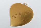 Pendente feitio coração de ouro 18 k monogramad... - Pendente feitio coração de ouro 18 k monogramado e com gravação de data no verso. (Por motivos de seguranças as peças não encontram-se na loja)