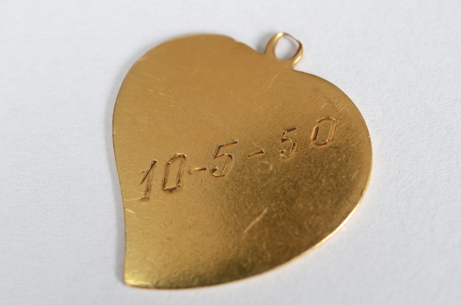 Pendente feitio coração de ouro 18 k monogramado e com gravação de... - foto 2 de 4