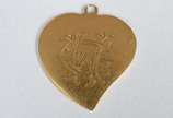 Pendente feitio coração de ouro 18 k monogramad... - Pendente feitio coração de ouro 18 k monogramado e com gravação de data no verso. (Por motivos de seguranças as peças não encontram-se na loja)
