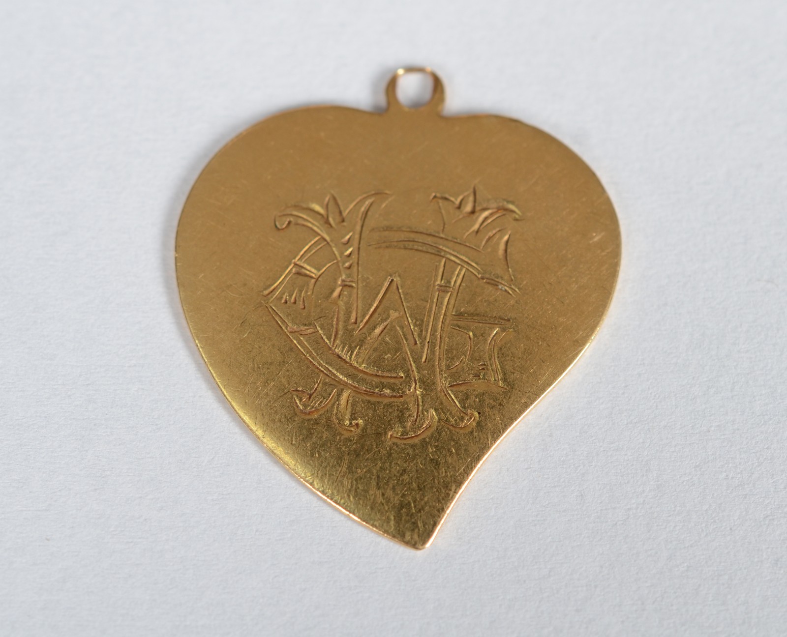 Pendente feitio coração de ouro 18 k monogramado e com gravação de... - foto 3 de 4