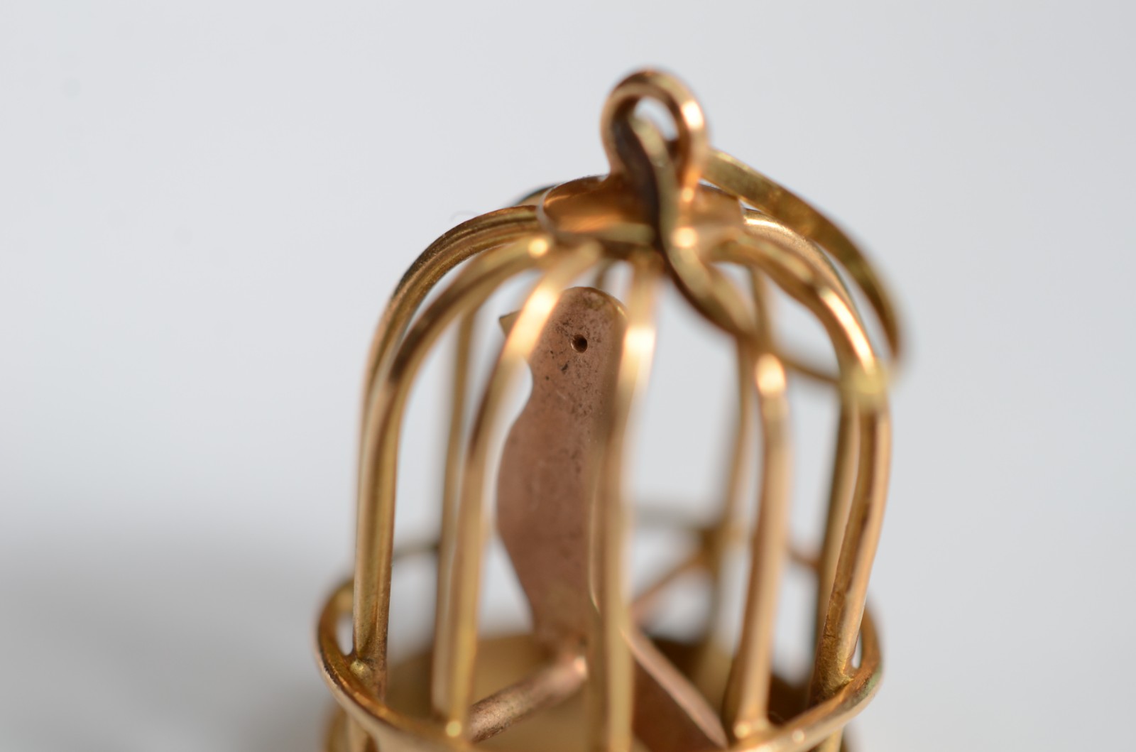 Pendente na forma de gaiola de ouro 18k. (Por motivos de seguranças... - foto 2 de 5