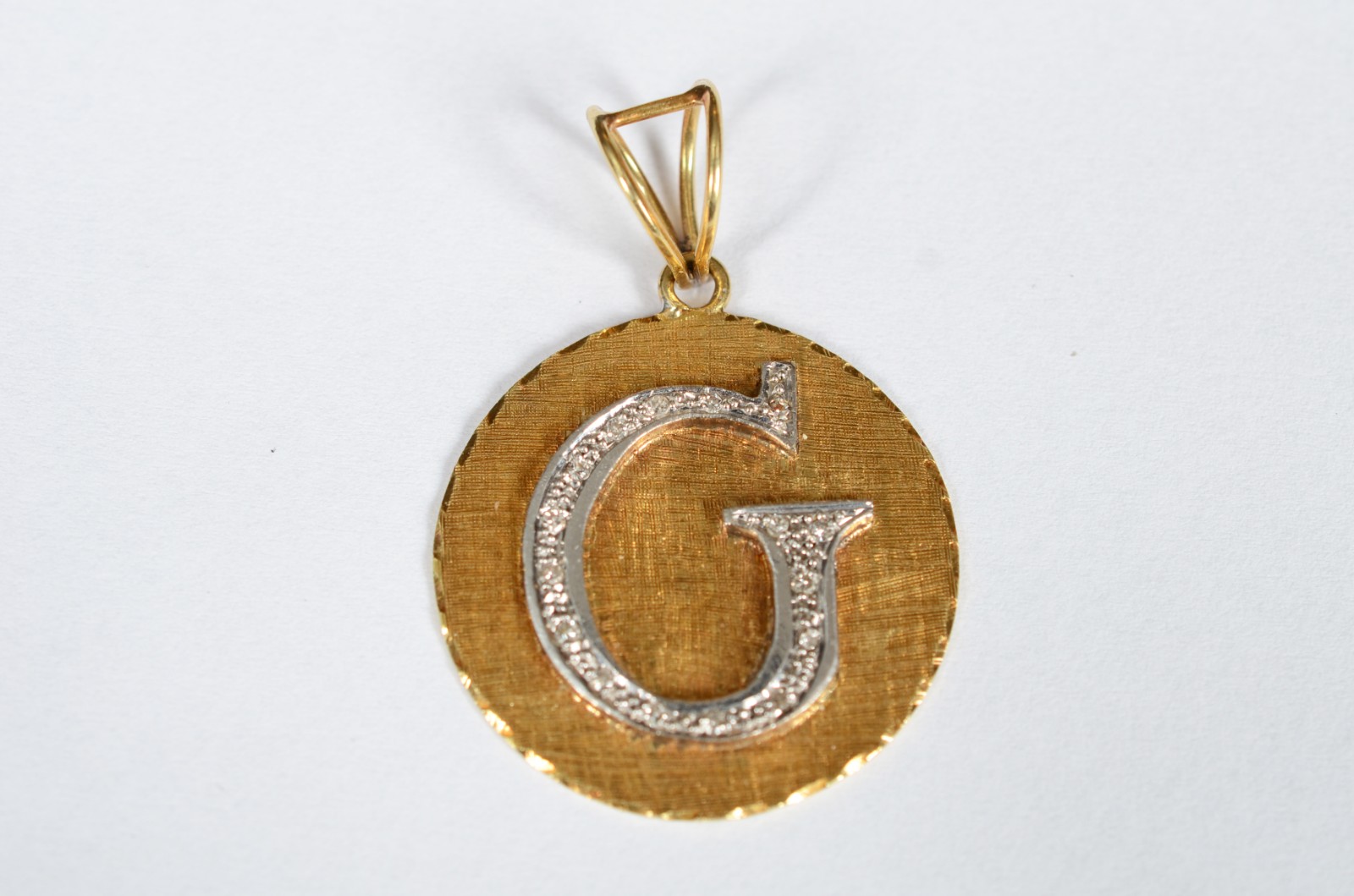 Pendente de ouro 18 k com a letra "G". (Por motivos de seguranças as... - foto 1 de 4